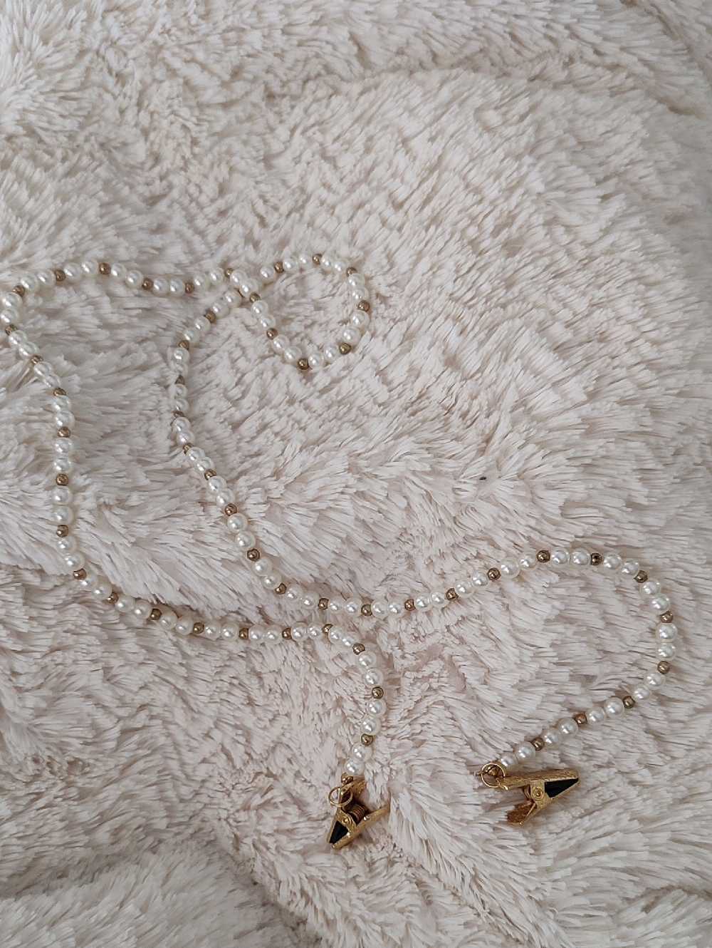 Faux Pearl Bead Lariat Eyewear Holder